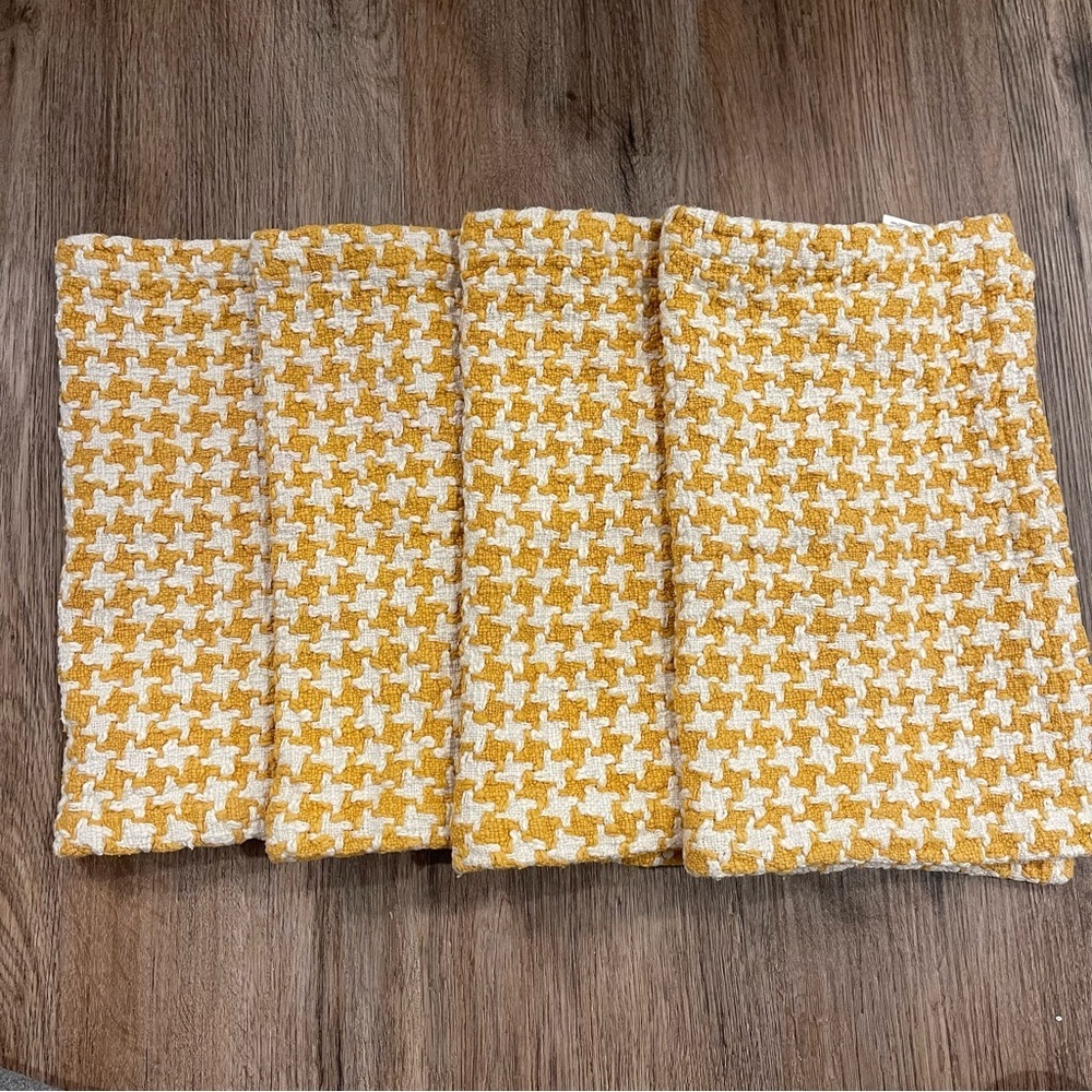 Crate And Barrel Placemats Yellow White Houndstooth Table Setting Colorful 14x19